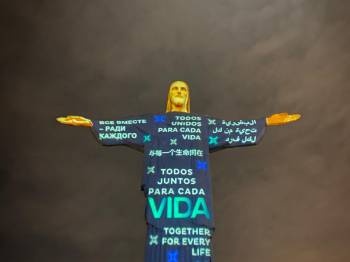 Cristo Redentor ilumina a noite do Rio de Janeiro com homenagens às vítimas da COVID-19