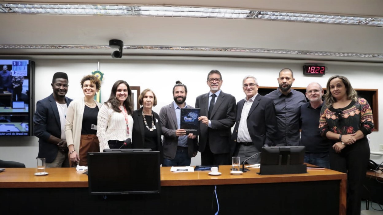 Entrega simbólica do Mapeamento Legislativo Prioritário para as OSC durante o Seminário.