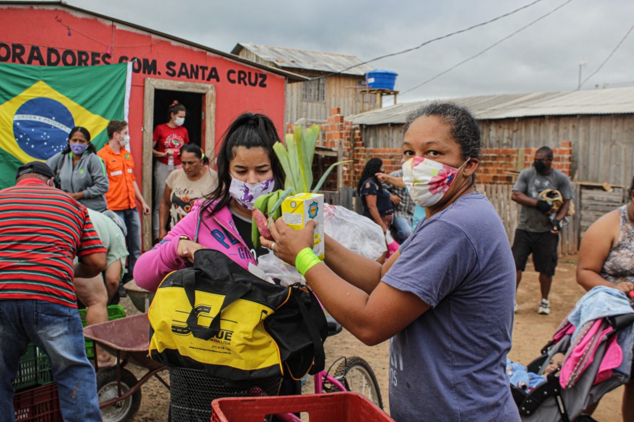 Distribuição de alimentos para famílias vulneráveis | Foto: Valmir Neves Fernandes/MST-PR e Giorgia Prates