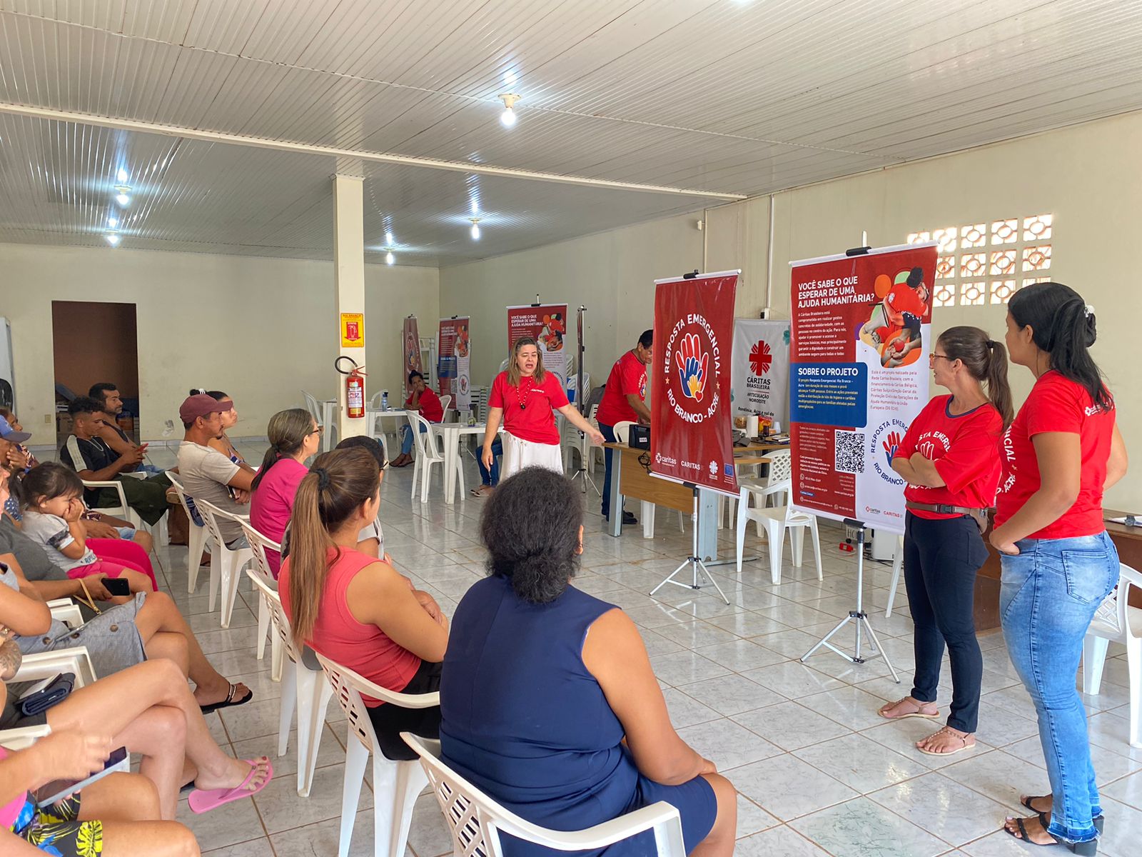 Comunidade de Rio Branco recebendo informações sobre a ajuda emergencial da Cáritas Brasileira